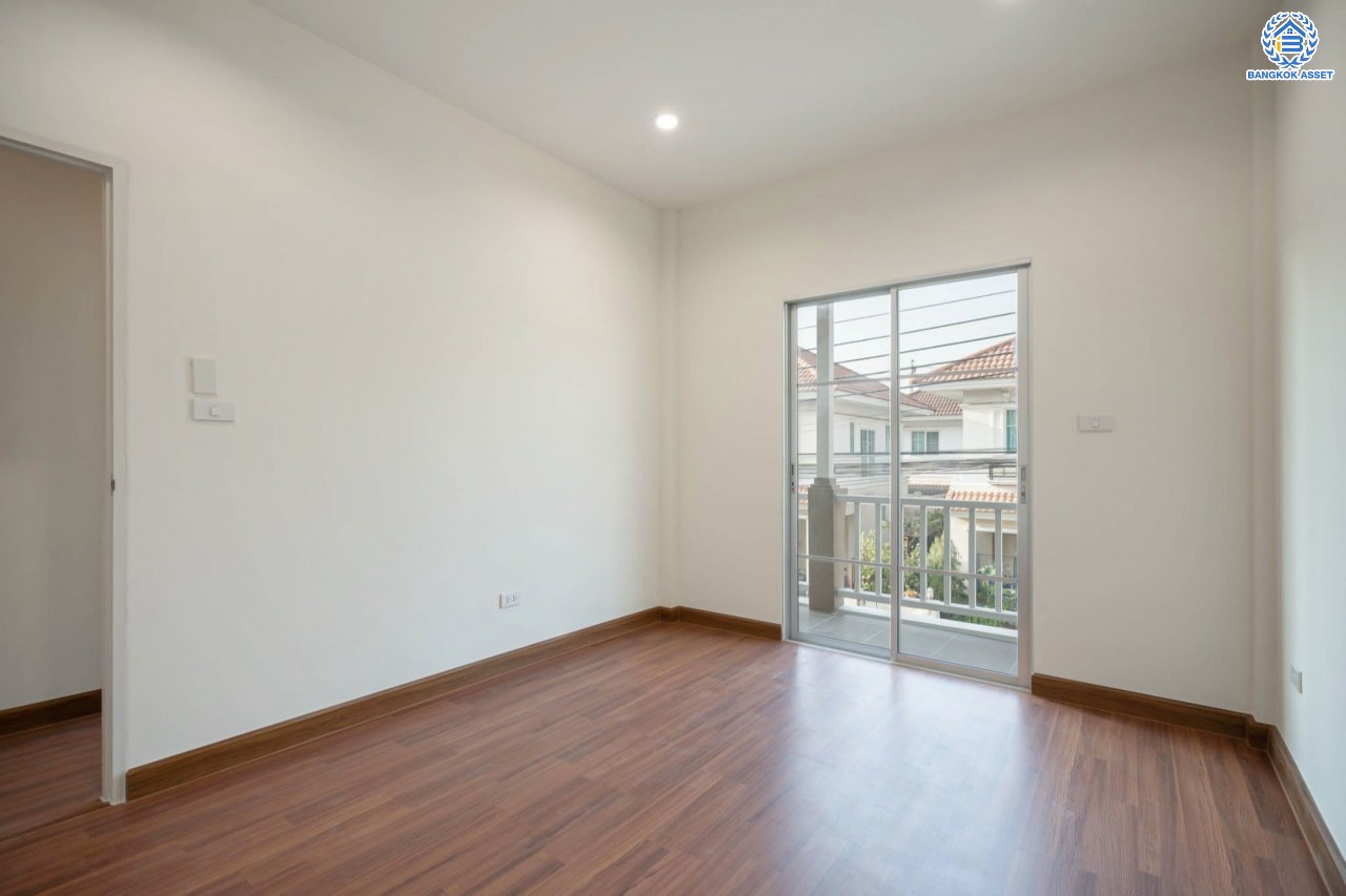 บ้านมือสองตกแต่งใหม่ แบรนด์ Property Perfect ม.เดอะวิลล่า ราชพฤกษ์-ท่าอิฐ ทาวน์เฮ้าส์ เนื้อที่ 18 ตร.ว. ฟังก์ชัน 3 ห้องนอน 2 ห้องน้ำ 1 ที่จอดรถ บนทำเลเชื่อมต่อทั้งถนนรัตนาธิเบศร์ และถนนราชพฤกษ์ และเพียง 10 นาทีถึงรถไฟฟ้า "สถานีบางรักน้อยท่าอิฐ"